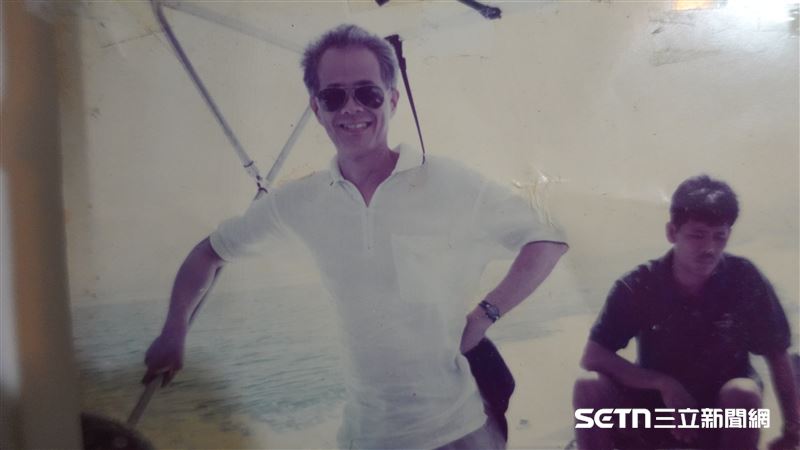 鄭阿公年輕時相當帥氣有型,他強調,做人非常重要,即便自己和前妻沒了婚姻關係,但仍保持友好關係,兒子雖在國外,但他不會要求對方扶養自己,反而把自己照顧得很好,甚至連身後事都早早安排妥當。(圖/記者張雅筑攝)