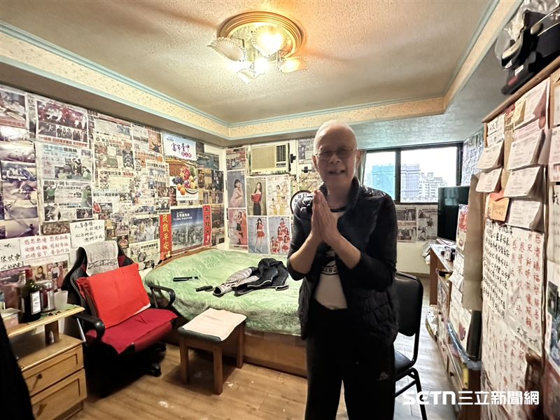 鄭阿公雖然獨居,但他非常樂觀開朗,不僅把租屋處打掃得乾乾淨淨,還會放廣播或電視的音樂讓小套房裡充滿聲音,藉此排解孤獨感。(圖/記者張雅筑攝)