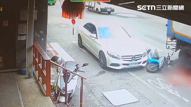 女騎士與聯結車發生擦撞後,遭後車輪輾過當場斷魂。(圖/翻攝畫面)