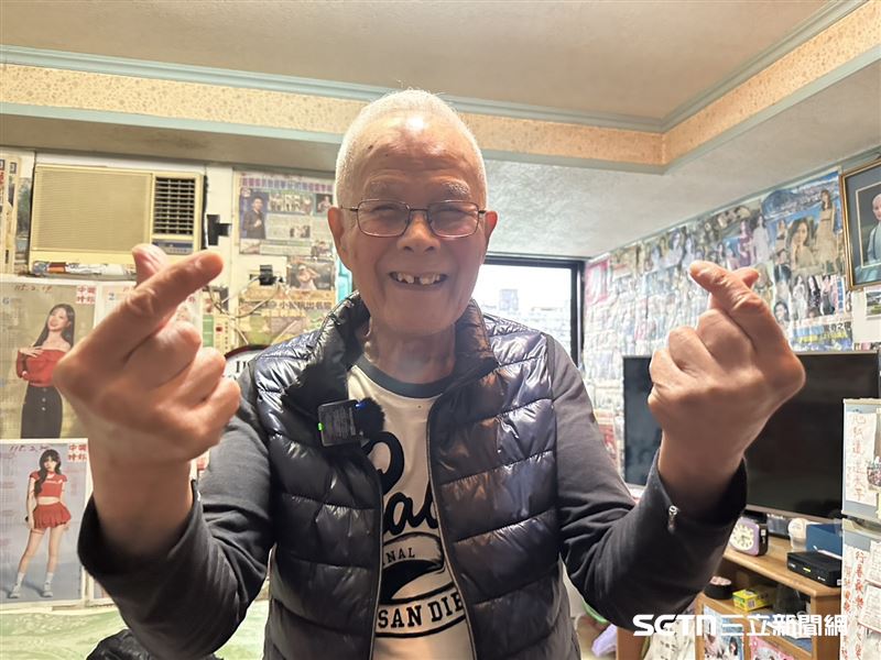 其實鄭阿公飽受11種疾病纏身,包括肺腺癌、膀胱癌、腎結石和腦動脈硬化等,但他笑說,自己靠著多動和樂觀的態度去克服病痛,而不是藥物。鄭阿公直言,真正的活著就是有尊嚴且能活動自如,若得仰賴或麻煩他人照顧,那反而不好,所以即便只有一個人,自己仍把自己照顧得很好、活得很快樂。(圖/記者張雅筑攝)