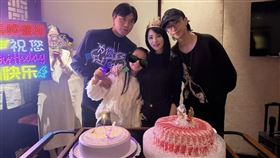 今天（4日）是女星伊能靜58歲生日，她曬出與老公秦昊及兩個孩子的慶生照，感性分享人生態度。（圖／翻攝自伊能靜小紅書）