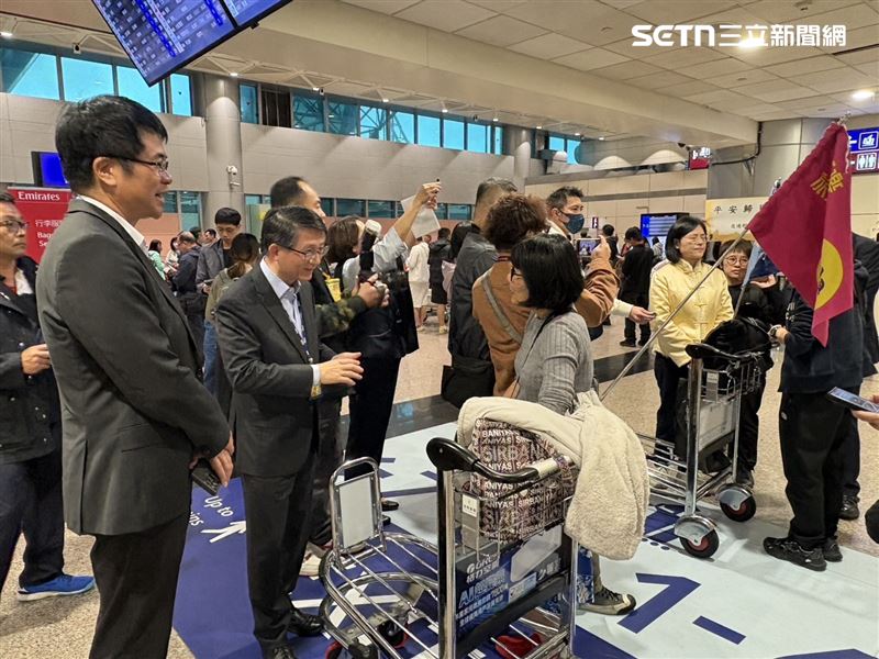 首批滯留中東地區之我國籍旅客共275人（全機501人）返抵桃園機場。（圖／讀者提供）