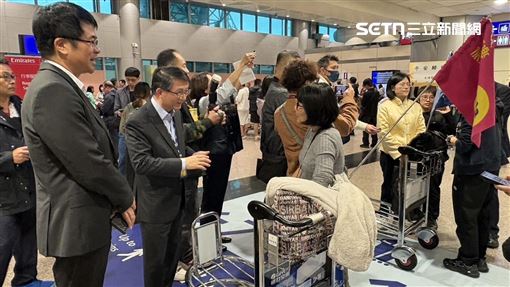 滯留中東旅客回台！外交部親送「這1物」