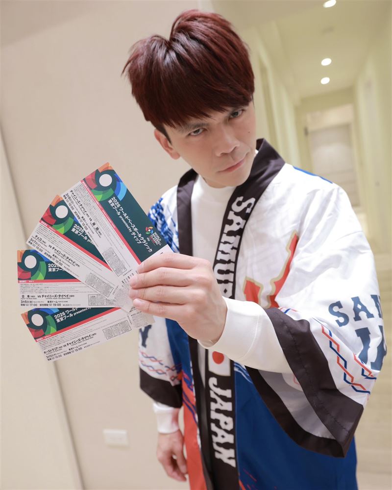 蔡阿嘎準備了日本三本柱戰袍,盼望發揮「反指標」的效果。(圖/翻攝自蔡阿嘎臉書)