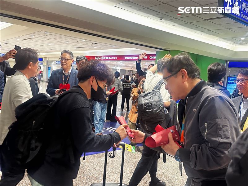 機場公司準備蘋果酥象徵「平安回家」。（圖／桃機提供）