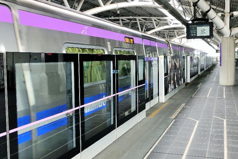 為讓旅客能即時掌握賽況，機捷全線車站啟動「WBC即時賽況跑馬轉播」，開賽後每5分鐘更新戰況。（圖／中央社）