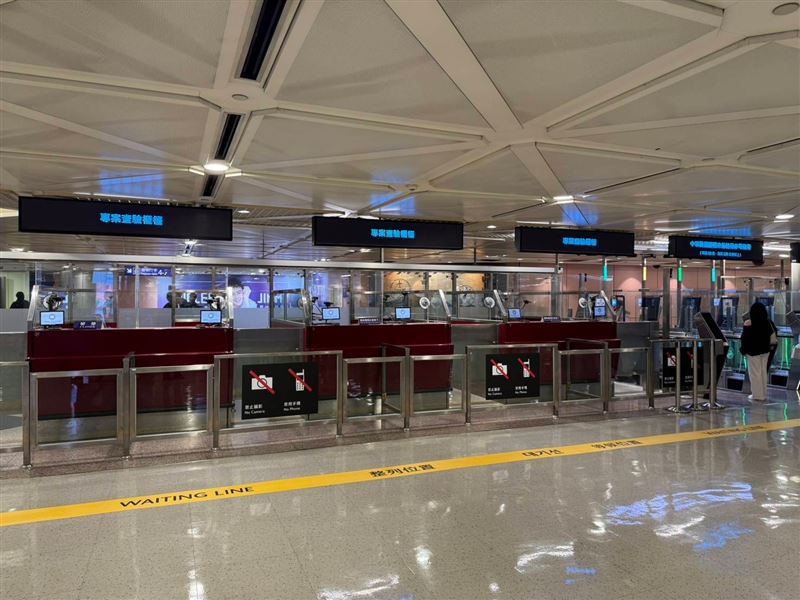 桃園機場設置「專案查驗櫃檯」引導返臺旅客辦理手續。(圖/桃園機場提供)