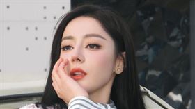 迪麗熱巴日前啟程前往巴黎出席時裝週，卻因在杜拜轉機時遇上航班臨時停飛而滯留，引發粉絲高度關注。（圖／翻攝自微博）