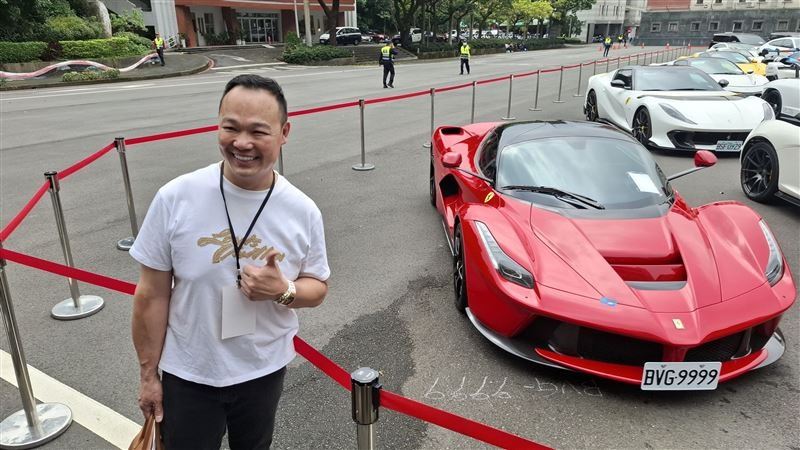「謝老闆」謝瑞益標得法拉利「馬王」Ferrari LaFerrari。（圖／翻攝畫面）