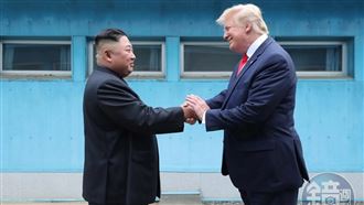 北韓領導人金正恩（左），與美國總統川普（右）（翻攝自朝中社）