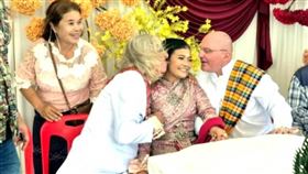 泰國女子一次嫁兩男，「三人行」的奇特婚禮在當地引起熱議。（翻攝自X@ThaiExaminer）