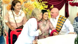 泰國女子一次嫁兩男，「三人行」的奇特婚禮在當地引起熱議。（翻攝自X@ThaiExaminer）