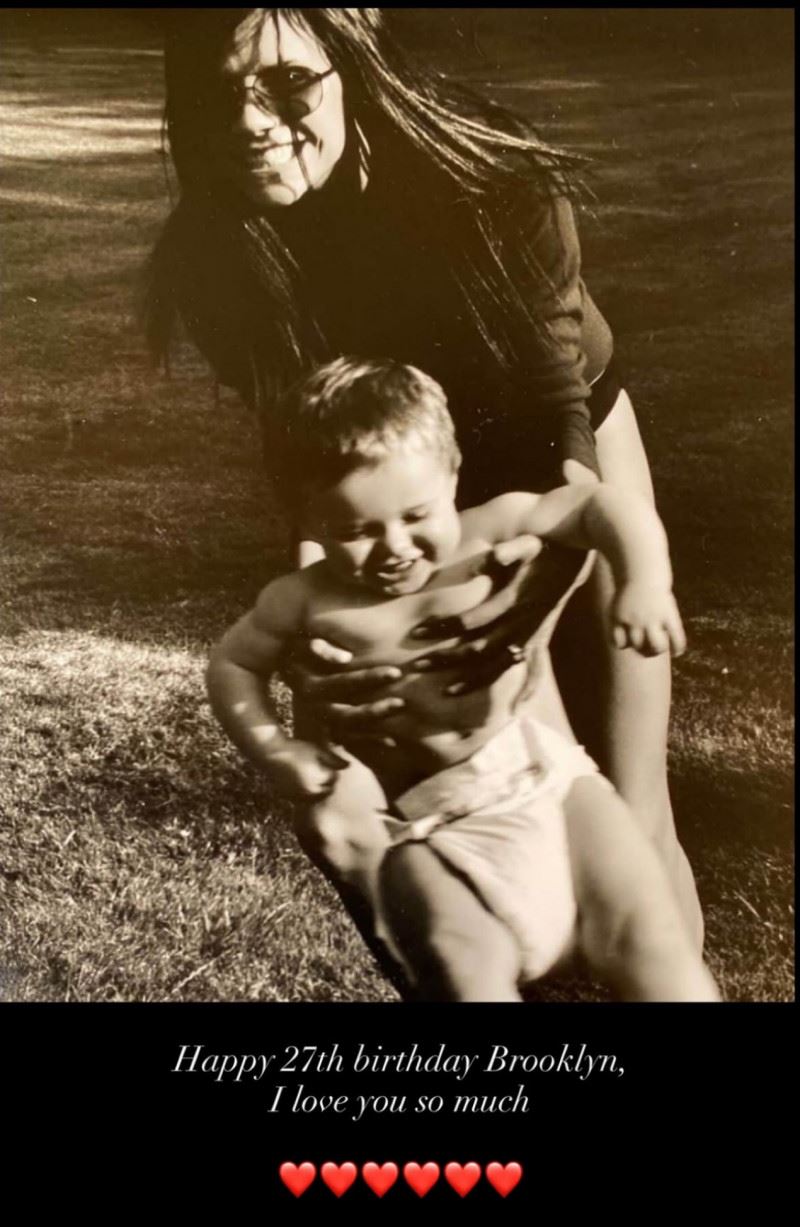 維多莉亞（後）貼出布魯克林小時候照片，祝他生日快樂。（圖／翻攝自IG）