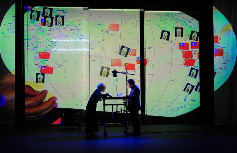 舞台劇《這不是個大使館》由台灣與瑞士共同製作，是全球首部直指台灣外交處境的作品。（圖／翻攝自國家兩廳院官網）