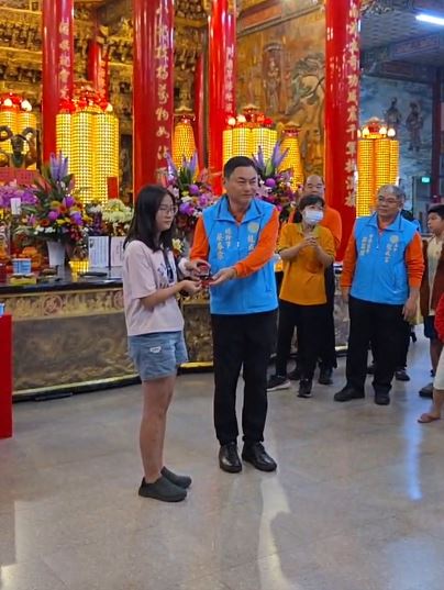 五甲龍成宮三獎1錢重金戒指由樂群國小女童黃宥禎拿下。（圖／翻攝自五甲龍成宮臉書）