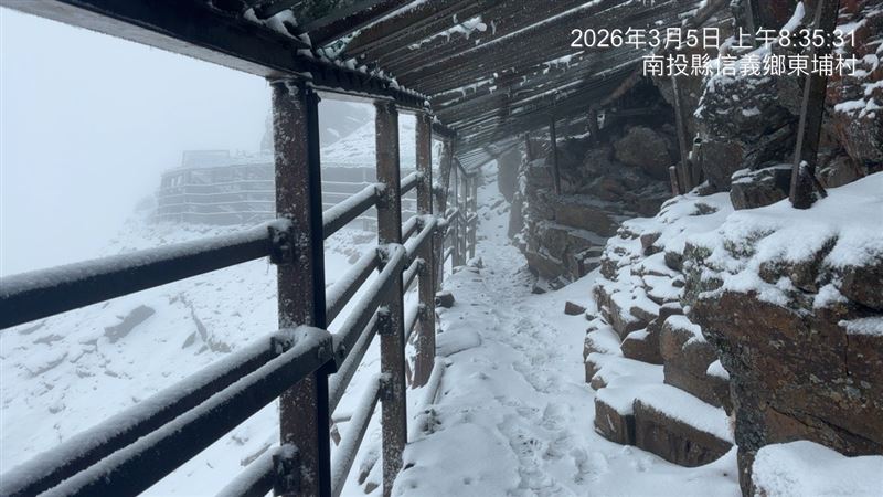 玉山氣象站、登山步道積雪厚達5公分。(圖／玉管處提供)