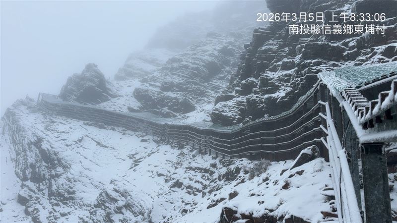 低溫加上豐沛水氣，玉山凌晨3點開始飄雪。(圖／玉管處提供)