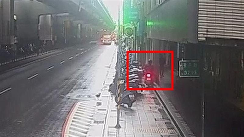 龔翁騎車上人行道疑油門卡住暴衝。（圖／翻攝畫面）