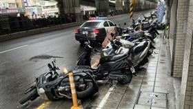 龔翁騎機車爆衝後事故現場。（圖／翻攝畫面）