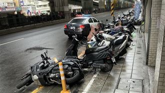 8旬翁騎車暴衝！失控連撞8輛機車慘摔