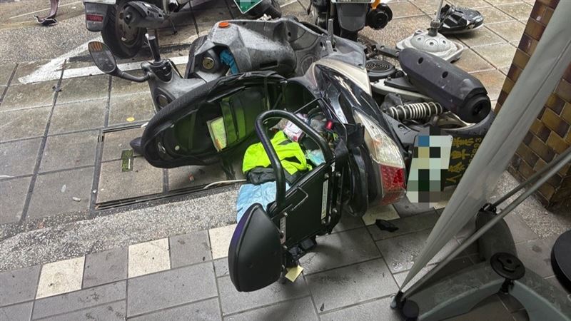 龔翁所騎乘的機車。（圖／翻攝畫面）