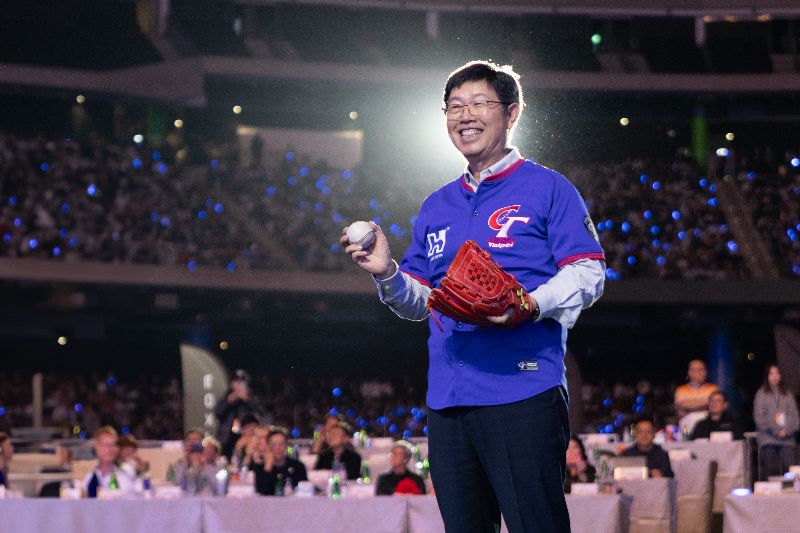 世界棒球經典賽（WBC）5日開打，鴻海創先例免費招待中獎員工攜伴赴日看球，規模達200人，為台日和台韓戰台灣隊球員熱情加油。大學時期曾任校隊投手的鴻海董事長劉揚偉，是促成此行的重要推手。（鴻海提供）