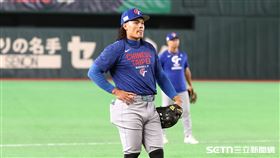 WBC台澳戰賽前練習，張育成賽前練習三壘防守。（圖／特派記者劉彥池攝影）