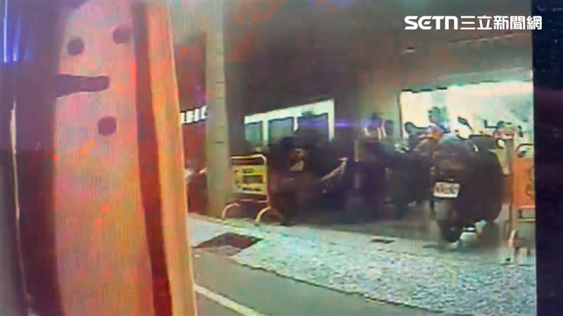 女童2日前往東區某游泳池學習游泳，不料天花板突然掉落割傷右腿。（圖／翻攝畫面）