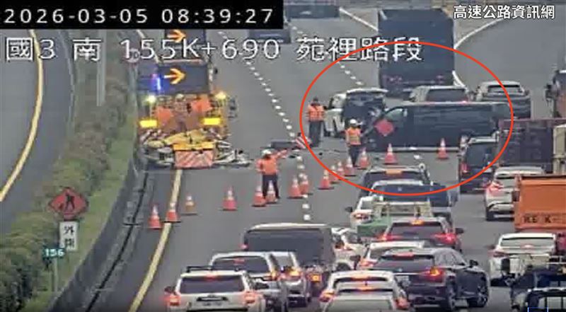 國道3號苗栗苑里段發生追撞車禍。（圖／翻攝自國道監視器）