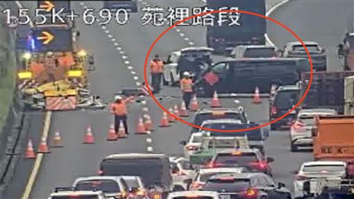 新／國3苑裡段「2車撞緩撞車」打橫停路中