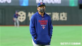 WBC台澳戰賽前練習，總教練曾豪駒觀看球員賽前練習。（圖／特派記者劉彥池攝影）