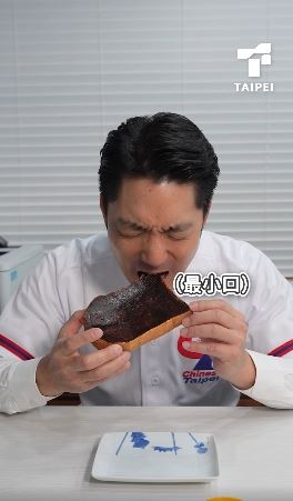 蔣萬安挑戰澳洲國民抹醬Vegemite維吉麥（圖／翻攝自蔣萬安臉書）