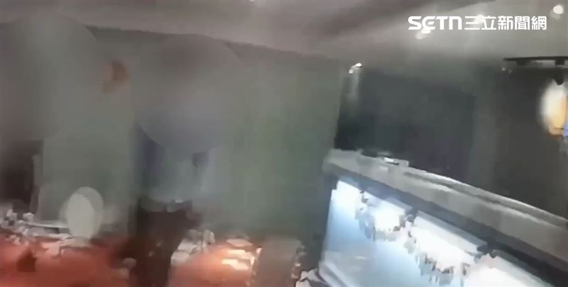 北市吳男衝進某旅店催討房租，還砸毀大廳設備。（圖／翻攝畫面）