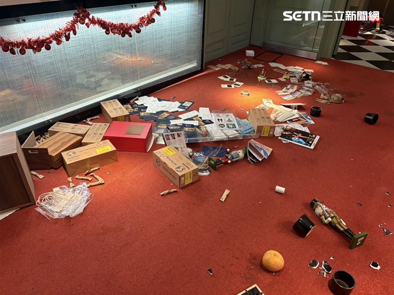 北市吳男衝進某旅店催討房租，還砸毀大廳設備。（圖／翻攝畫面）