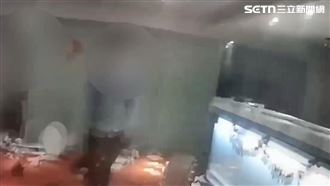 北市吳男衝進某旅店催討房租，還砸毀大廳設備。（圖／翻攝畫面）