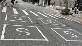 馬路驚見「4個S方格」。（圖／翻攝自路上觀察學院）