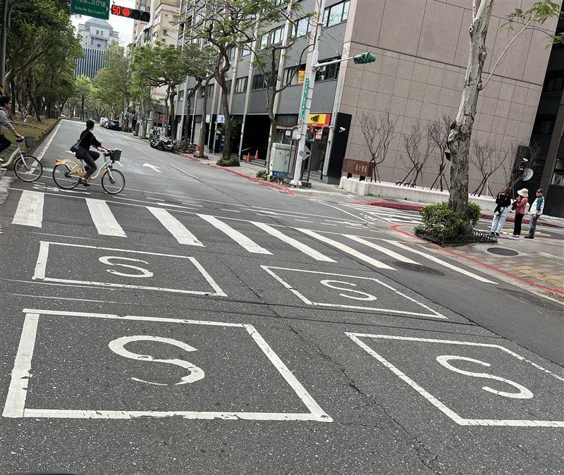 有網友在馬路上發現4個「S方格」。（圖／翻攝自路上觀察學院）