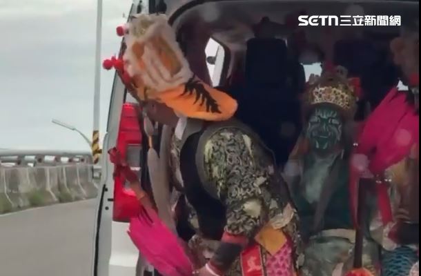 文曲星君家將好奇心作祟，下車探頭查看前方路況，結果綠燈油門一踩，「跟星君說掰掰」。（圖／佟德威提供）