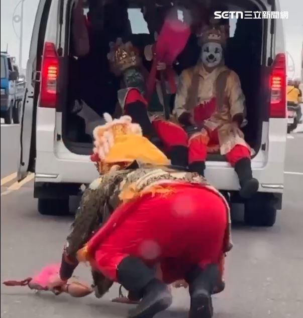 似乎怕法器受損，雙手牢牢抓緊，導致最後直接以海豚姿勢、臉朝地摔在馬路中央。（圖／佟德威提供）