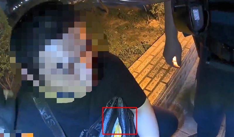警方發現李男包包內的詐騙贓款。（圖／翻攝畫面）