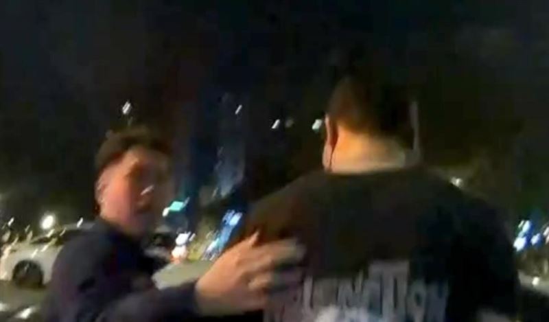 警方將李男帶回警局。（圖／翻攝畫面）