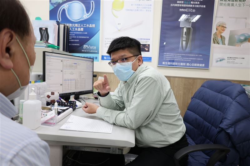 60歲男子右眼連跳3週就醫，經衛福部彰化醫院眼科醫師粘展瑋確認，他的眼壓正常，無器質性病變，診斷與自律神經失衡有關，多休息即可改善。（圖／衛福部彰化醫院提供）