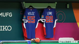 2重砲退賽仍陪台灣　開賽休息室掛上球衣