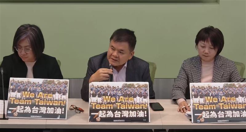民進黨團指出，國民黨推助理費除罪化「劫囚」引發社會譁然，只好裝成聖誕老人發糖果，自稱修法是為了提升助理待遇。（圖／翻攝自民進黨團YT）