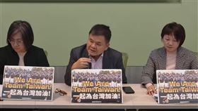 民進黨團指出，國民黨推助理費除罪化「劫囚」引發社會譁然，只好裝成聖誕老人發糖果，自稱修法是為了提升助理待遇。（圖／翻攝自民進黨團YT）