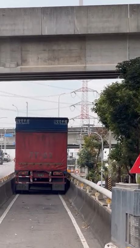 目睹大貨車硬闖機車道，駕駛怒批：駕照雞腿換的？（圖／翻攝自Threads @weng_0709）