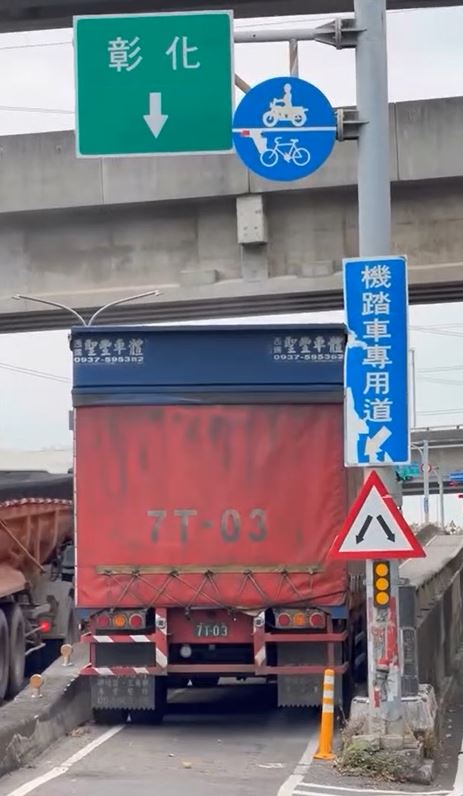 大貨車行經烏日環河路三段誤闖機車道，沒有倒退竟直接「硬上」。（圖／翻攝自Threads @weng_0709）