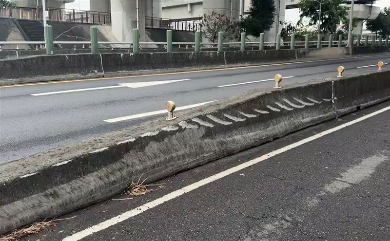 機車道被刮出一道道刮痕，大貨車疑似貪快走捷徑誤入機車道闖禍。（圖／翻攝畫面）