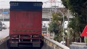 烏日，環河路三段，大貨車「硬上」機車道，卡死整條路，刮壞路牌，網驚：駕照雞腿換的？（圖／翻攝自Threads @weng_0709）