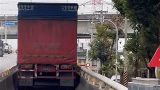 硬擠卡機車道！大貨車挨轟：駕照拿雞腿換